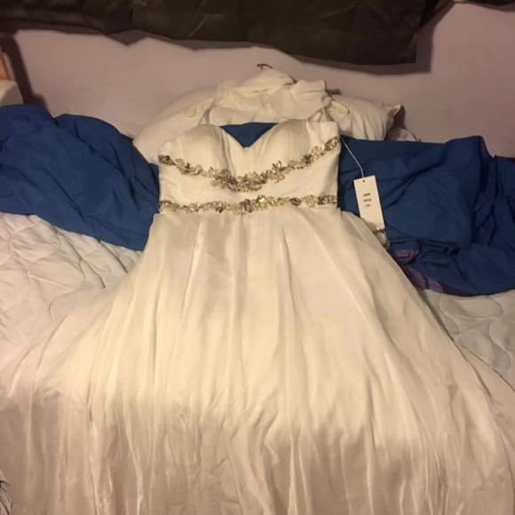 Wedding dress - Picture 3 of 5